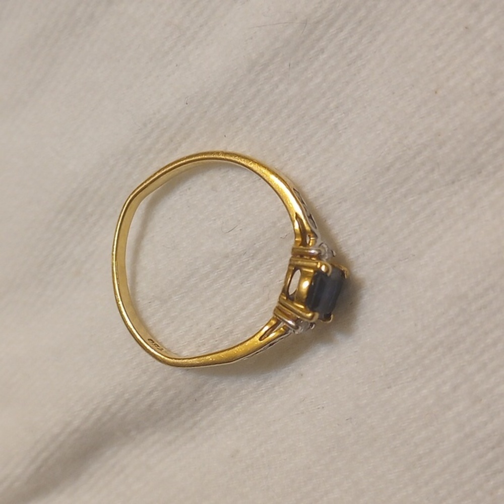 Sapphire Ring in gold and diamonds